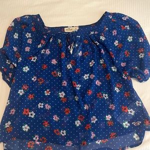 New Hollister top , pretty flower print. Perfect for the Caribbean vacation